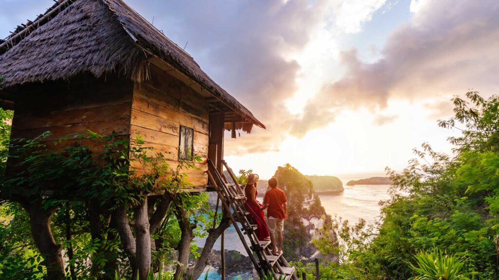 couple in eats nusa penida tour view diamond beach