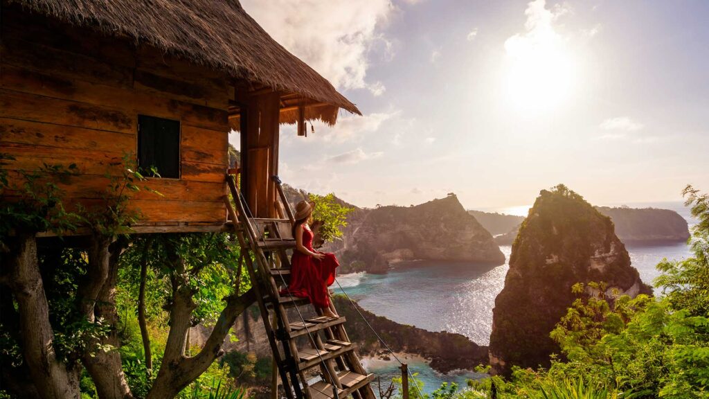 diaomond beach view in tree house nusa penida