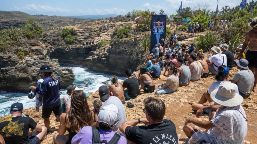 penonton di Red Bull Cliff Diving Nusa Penida