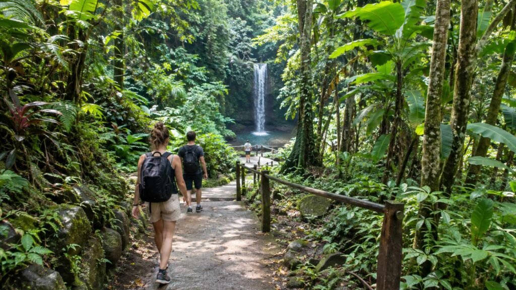 walk in Tibumana Waterfall